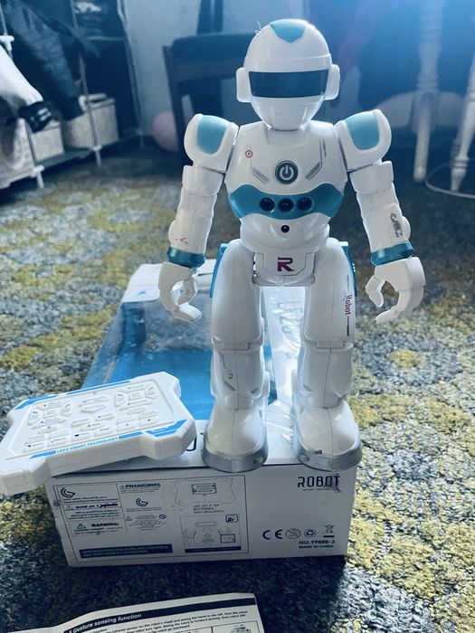 Робот інтерактивний з пультом управління