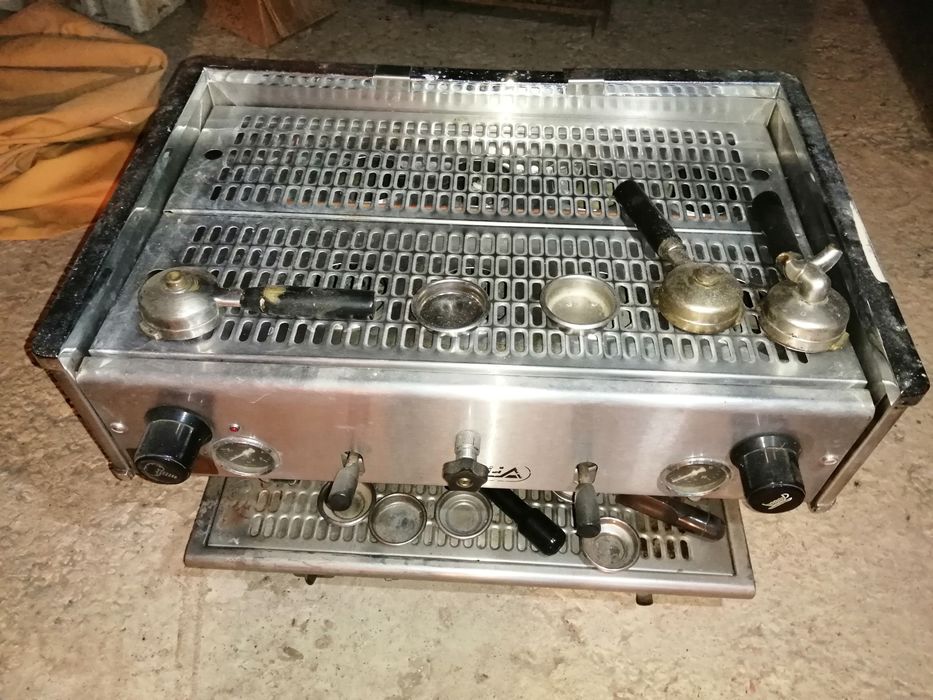 Máquina de café áurea industrial.