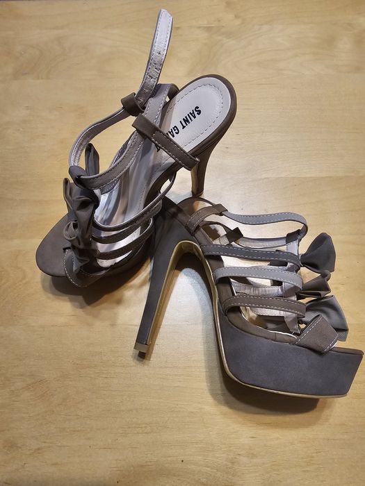 Beżowe szpilki na koturnie rozmiar 37 WYSOKIE