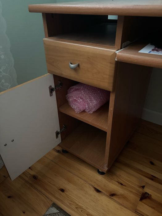 Biurko z wysuwanym blatem i półkami