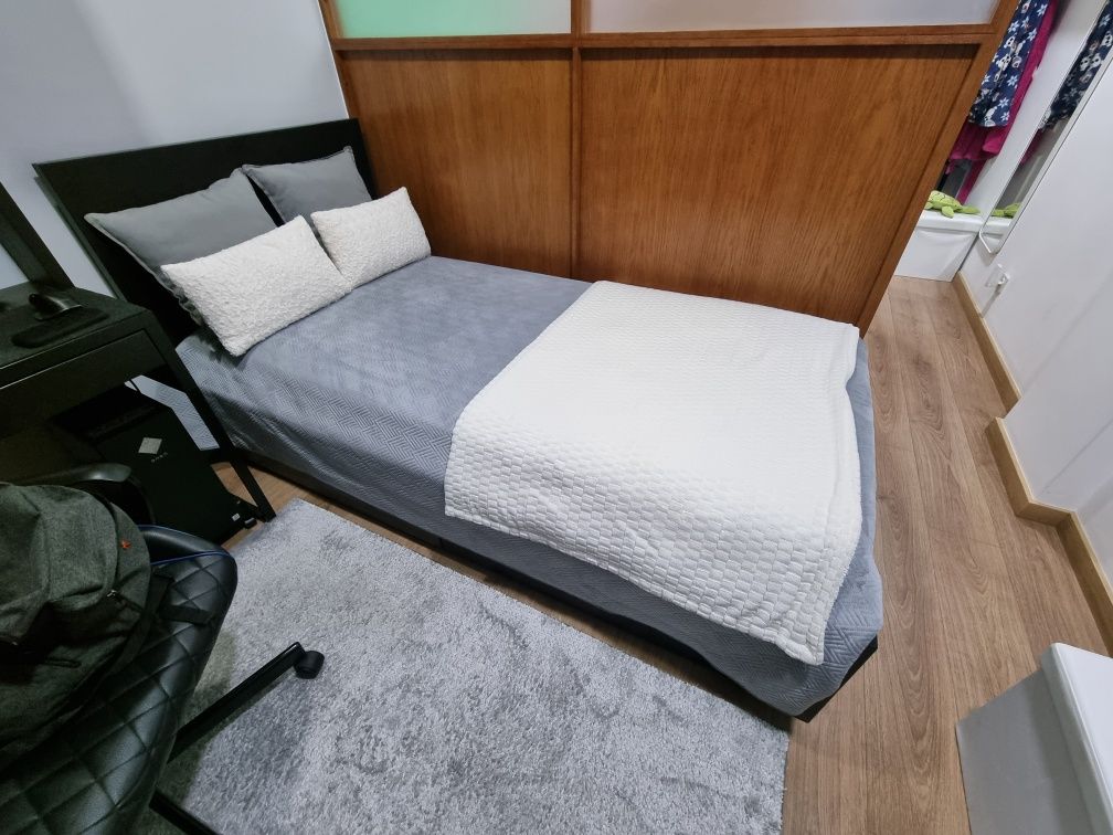Cama corpo e meio Malm ikea com 2 gavetas