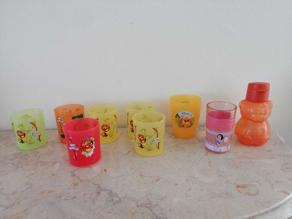 Copos plástico de criança e garrafinha da tupperware.