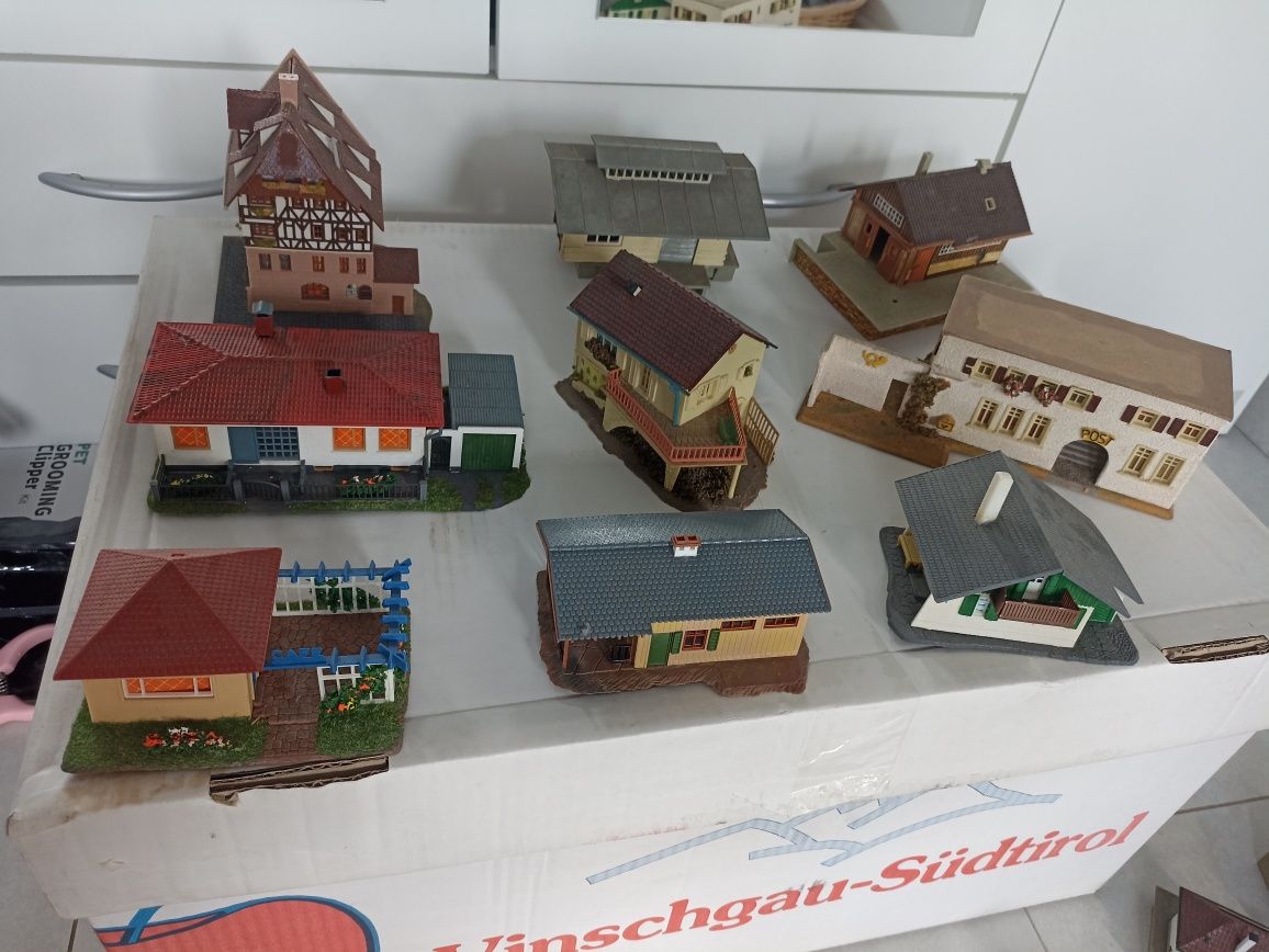 43 budynki oraz obiekty infrastruktury kolejowej do makiety kolejki H0