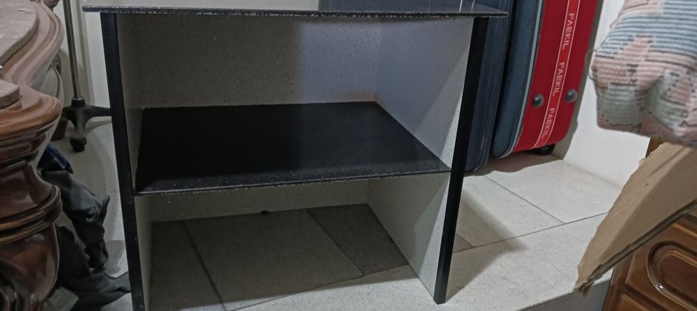 Mesinha de cabeceira ou armário/ estrutura de arrumação