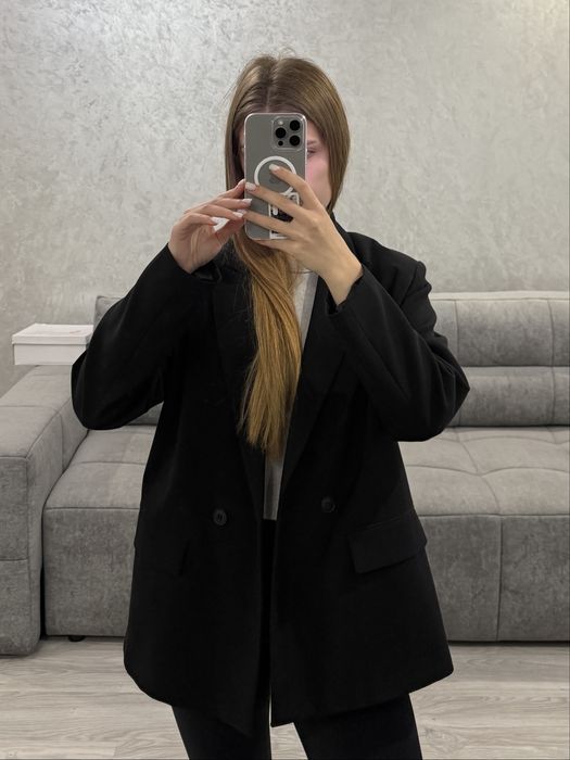 чорний піджак вільного крою