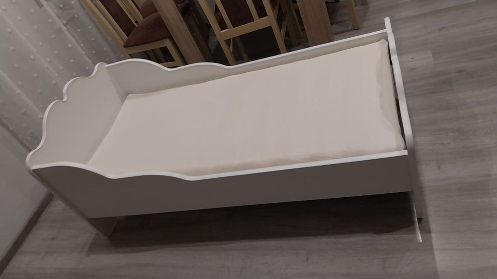 Lozko dziecięce biale 140x70 z materacem i stelarzem