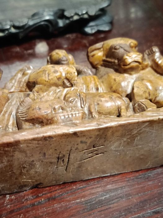 Grupo escultórico pedra-sabão China Dinastia Qing XIX tamarindo 17 cm