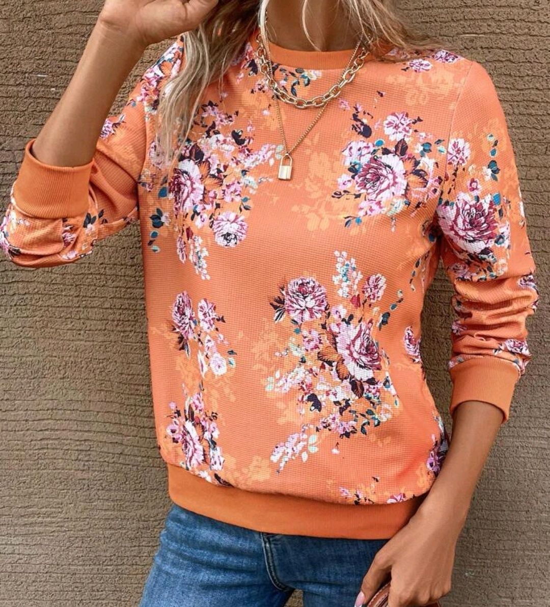 Nowa piękna bluza z motywem kwiatowym w rozmiarze S.