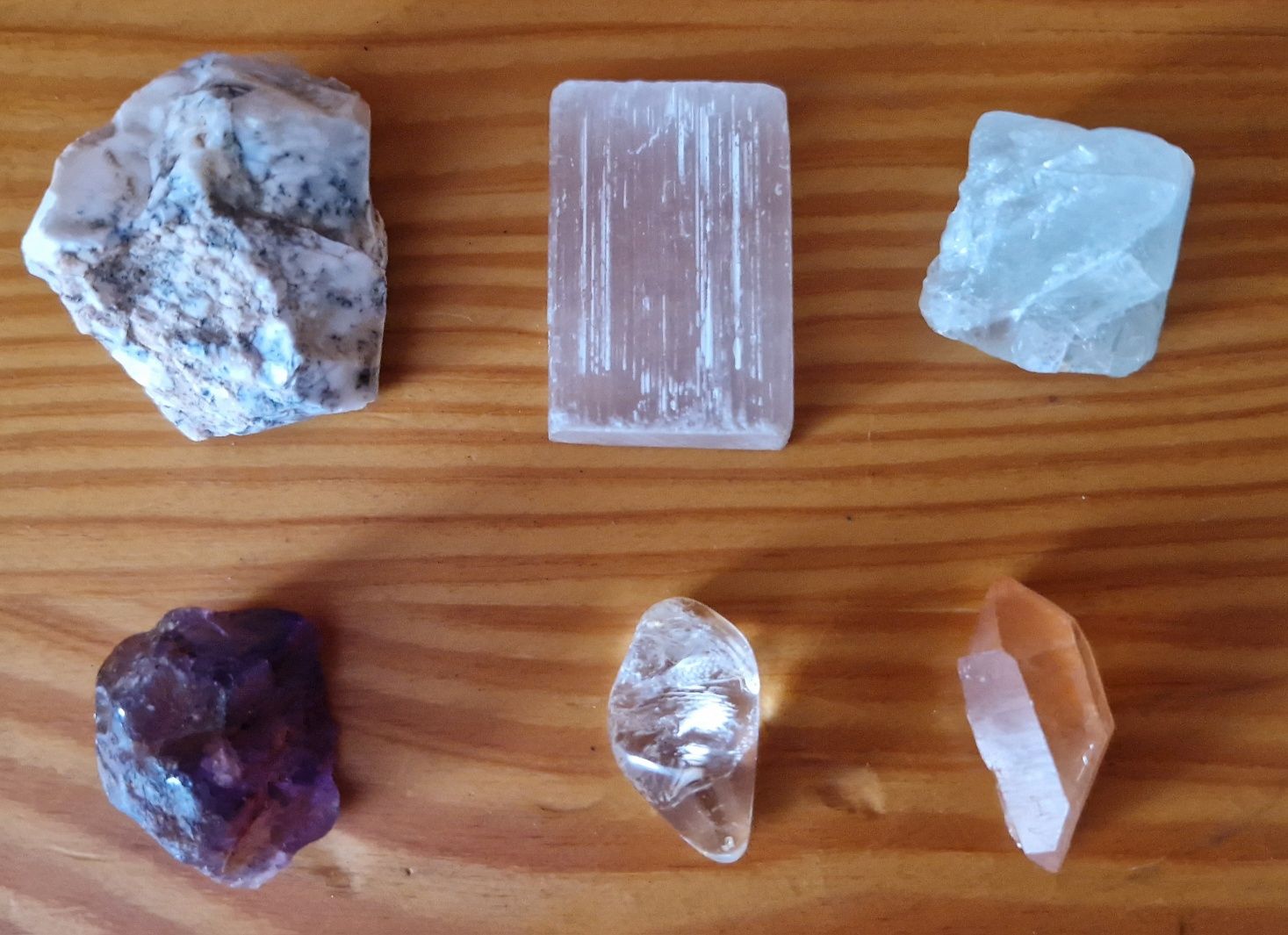 Minerały opal dendrytowy, selenit, fluoryt fioletowy i zielony, cytryn