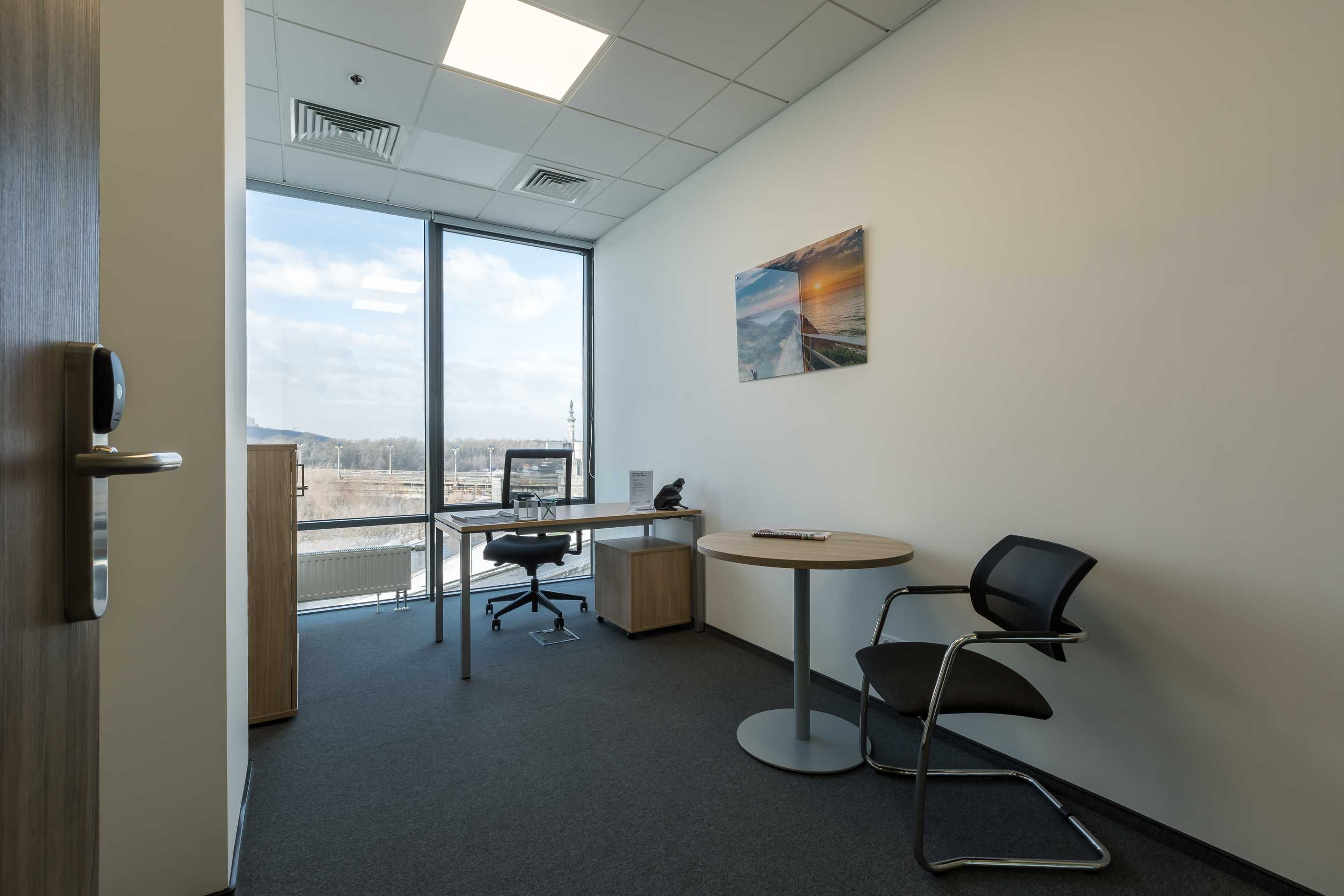 Приватний офіс для двох осіб у Regus Silver Breeze