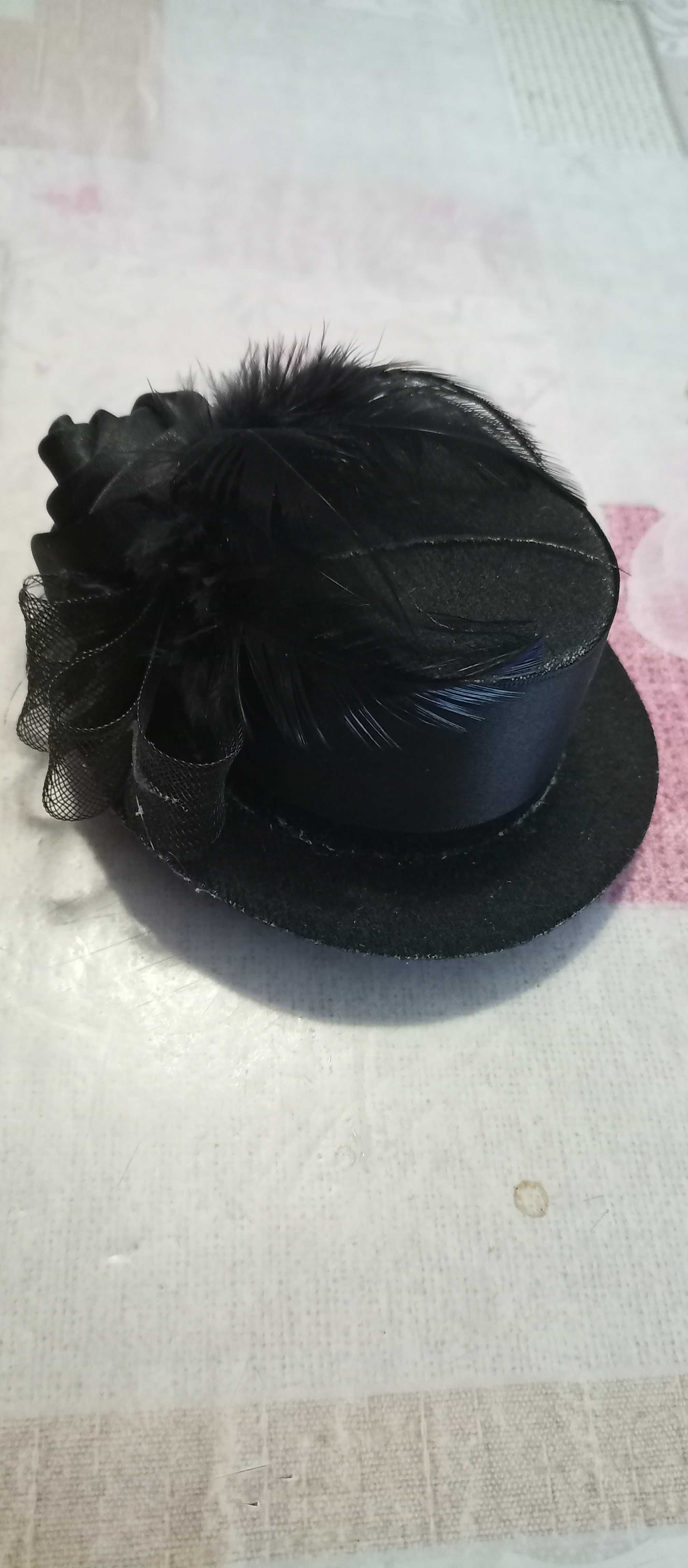 Мини-шляпка чёрная, женская с перьями и розой