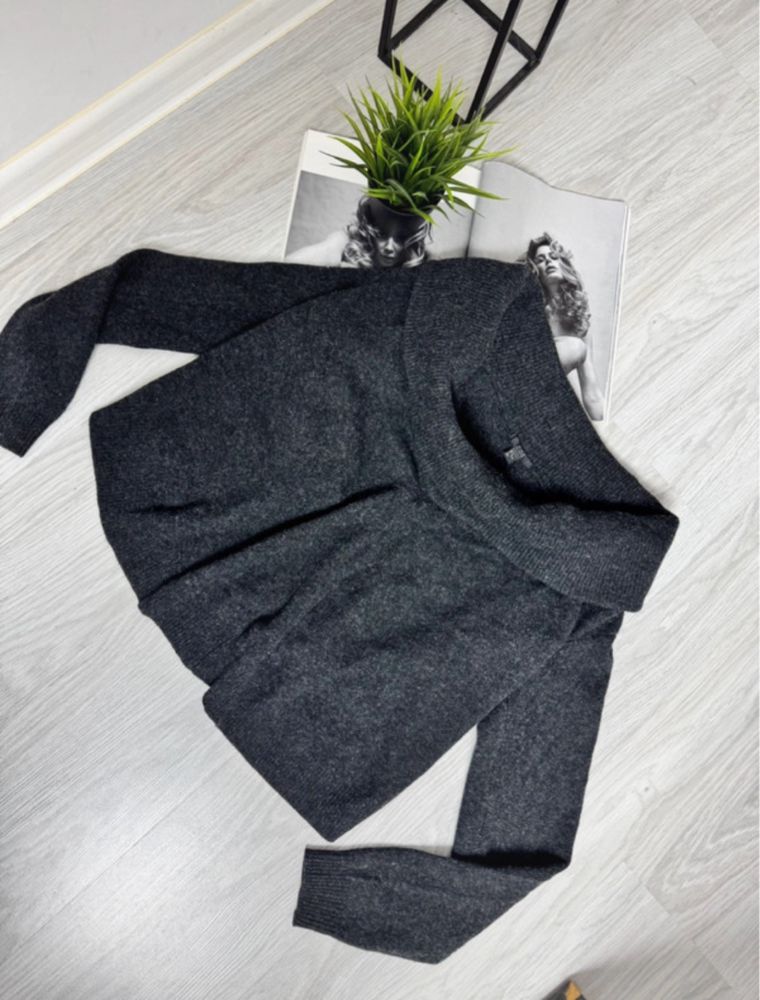 Wełniany czarny sweter damski offshoulder COS dekolt łódka