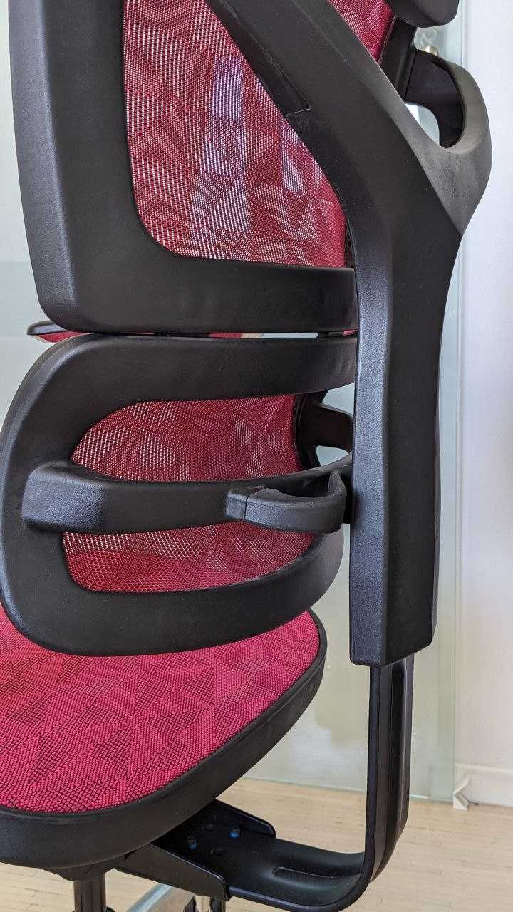 Сzerwony fotel biurowy ergonomiczny