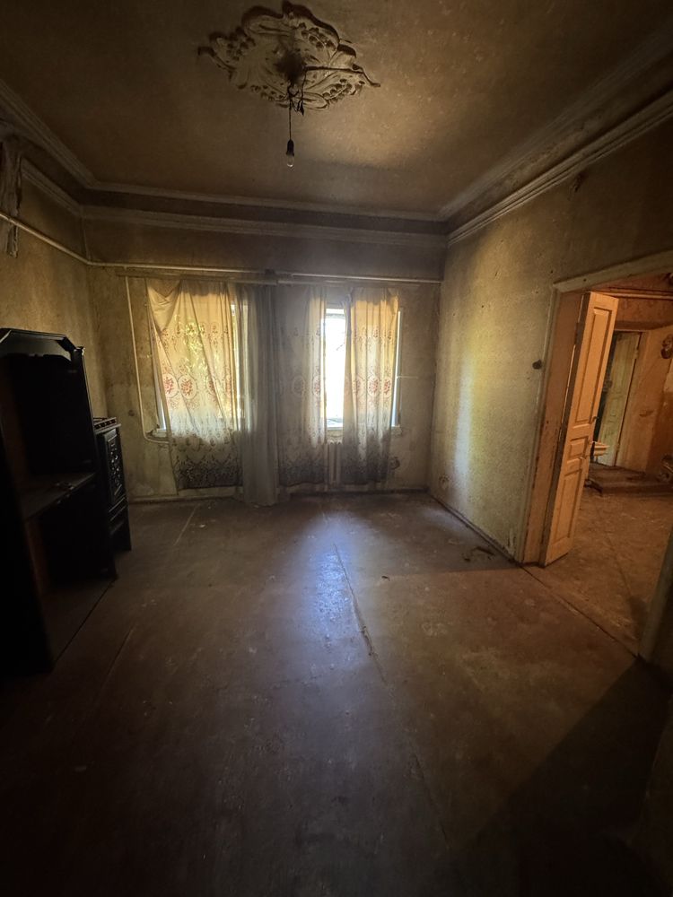 Продається будинок в центрі міста .