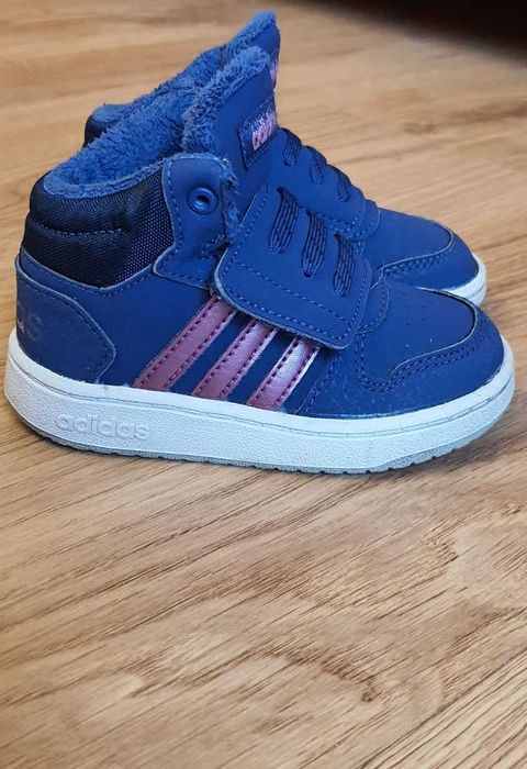 Buty dziecięce adidas.