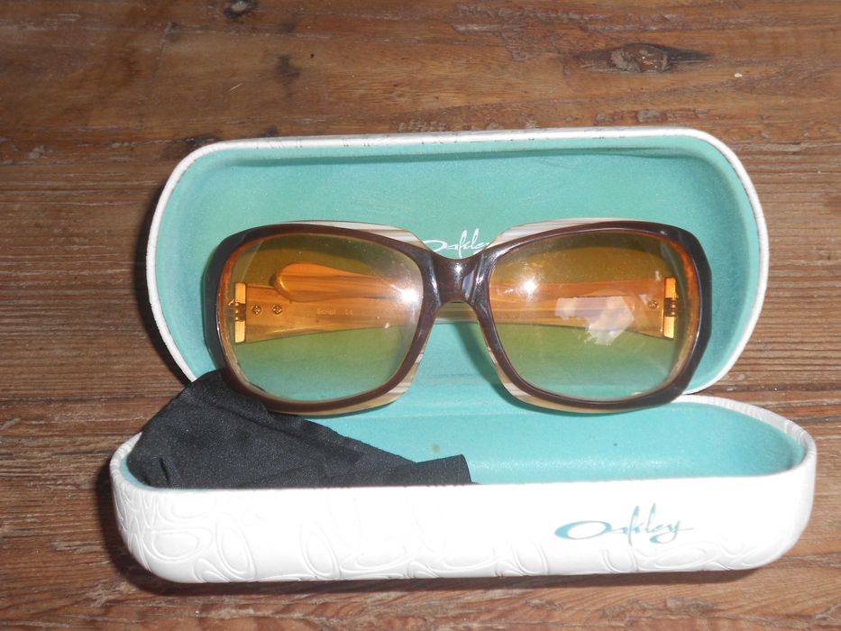 Oculos antigos vintage Oakley e design original Fatima Lopes