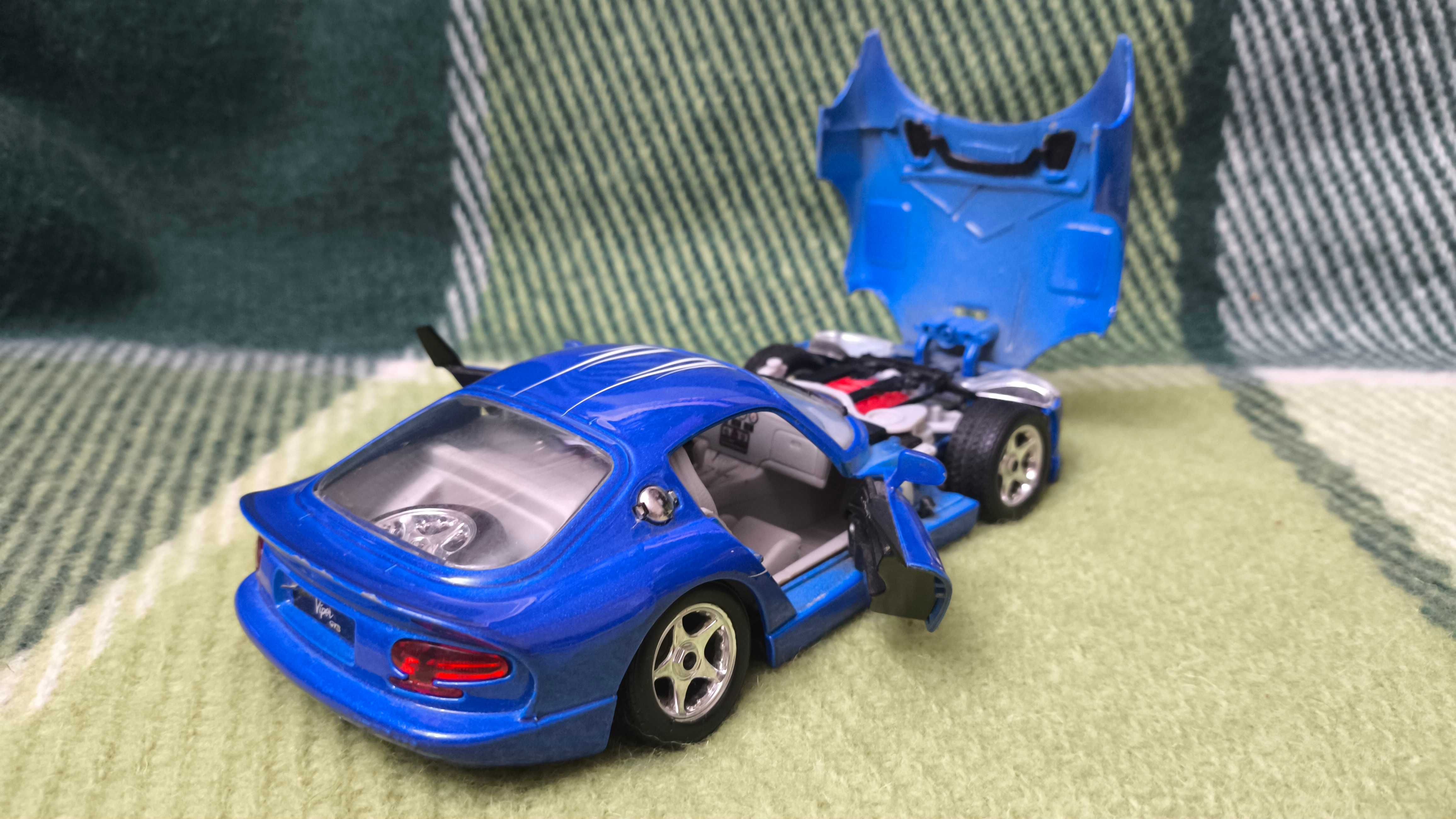 Машинка Dodge Viper GTS Coupe 1.24 Bburago