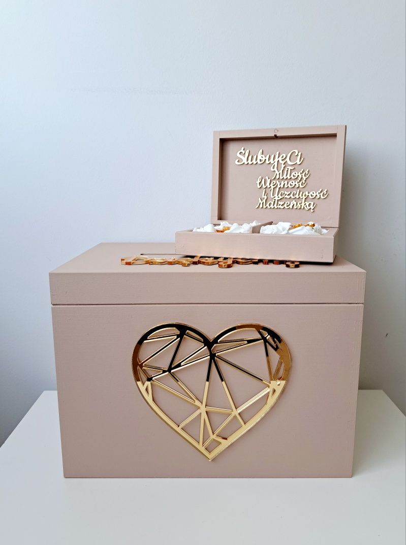 Beżowe pudełko na koperty obrączki Lustrzane złote napisy pleksi ślub