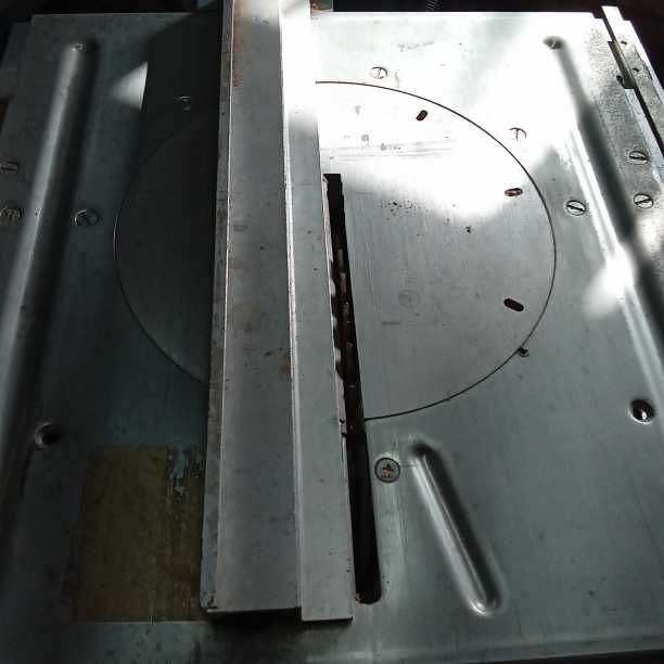 Serra com bancada de marca ELU