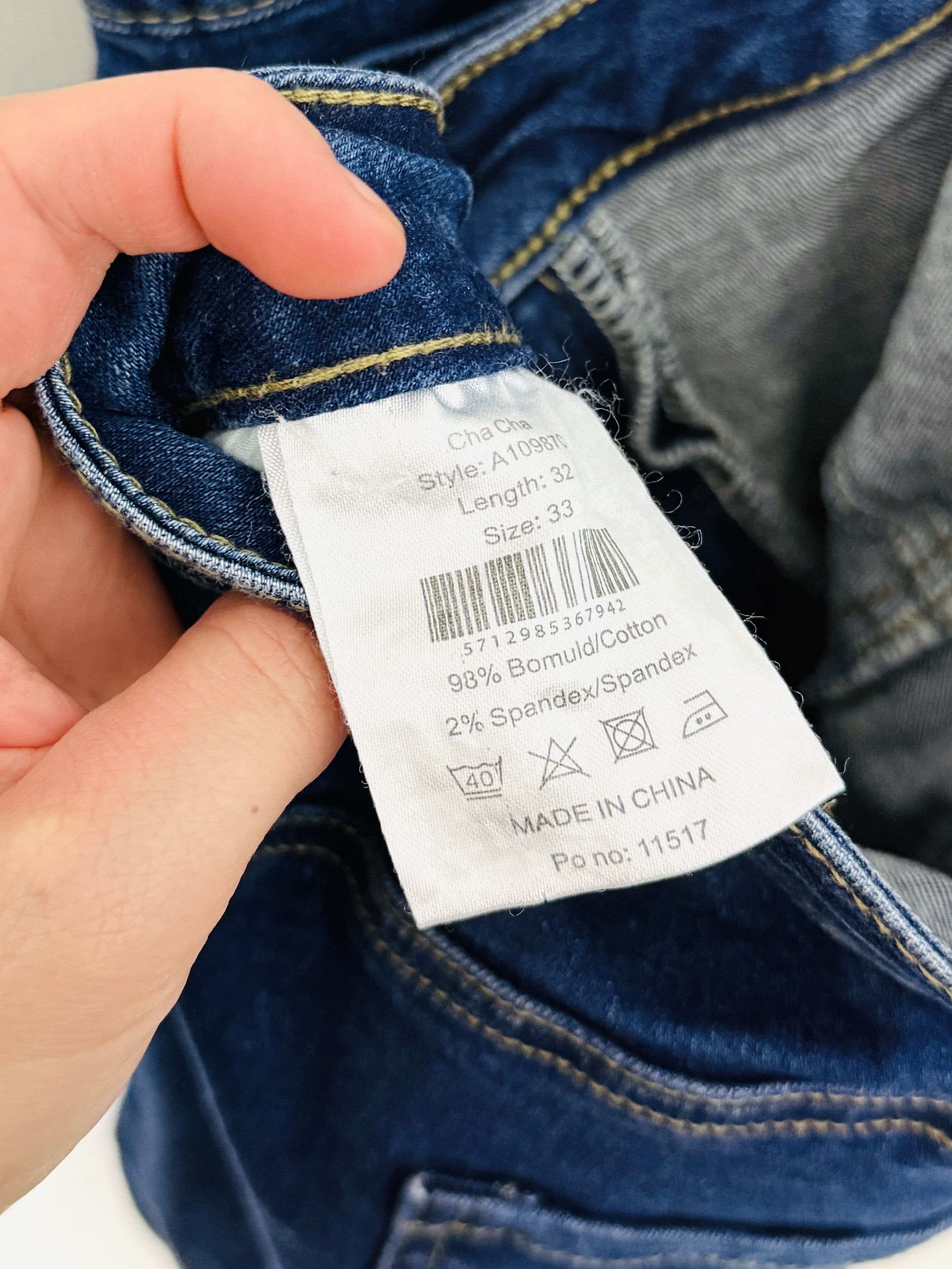 Jeansowe proste spodnie z ciemnego denimu i ozdobnym przeszyciem