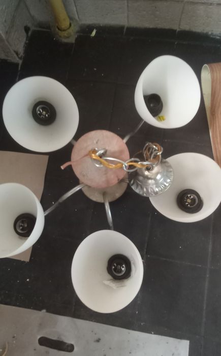 Продам люстру на 5 лампочек