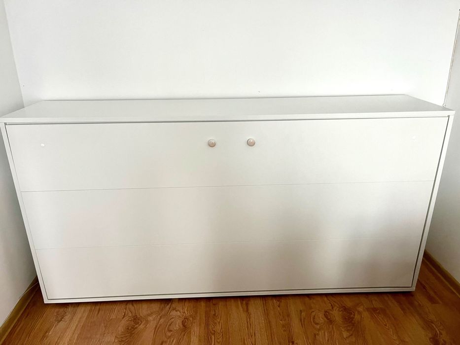 Półkotapczan biały połysk chowany w komodzie.