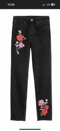 Czarne spodnie hafty róże H&M mom jeans