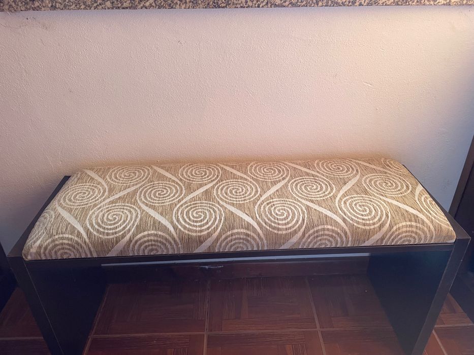 Banco madeira escura e tecido bege