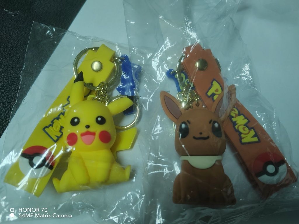 Portachaves C/ Boneco Pokémon Picachu e Eevee
