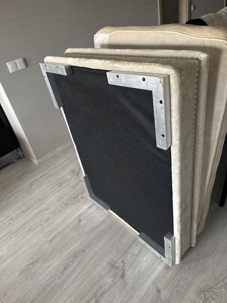 Pouf tipo sofá rígido com almofada de penas