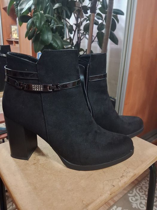 Осіні ботінки на замку.