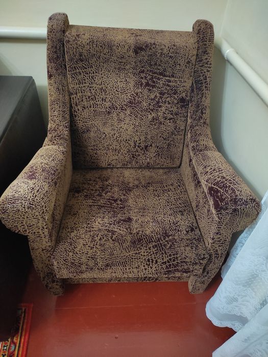 Меблі: дивани, крісла, ліжка