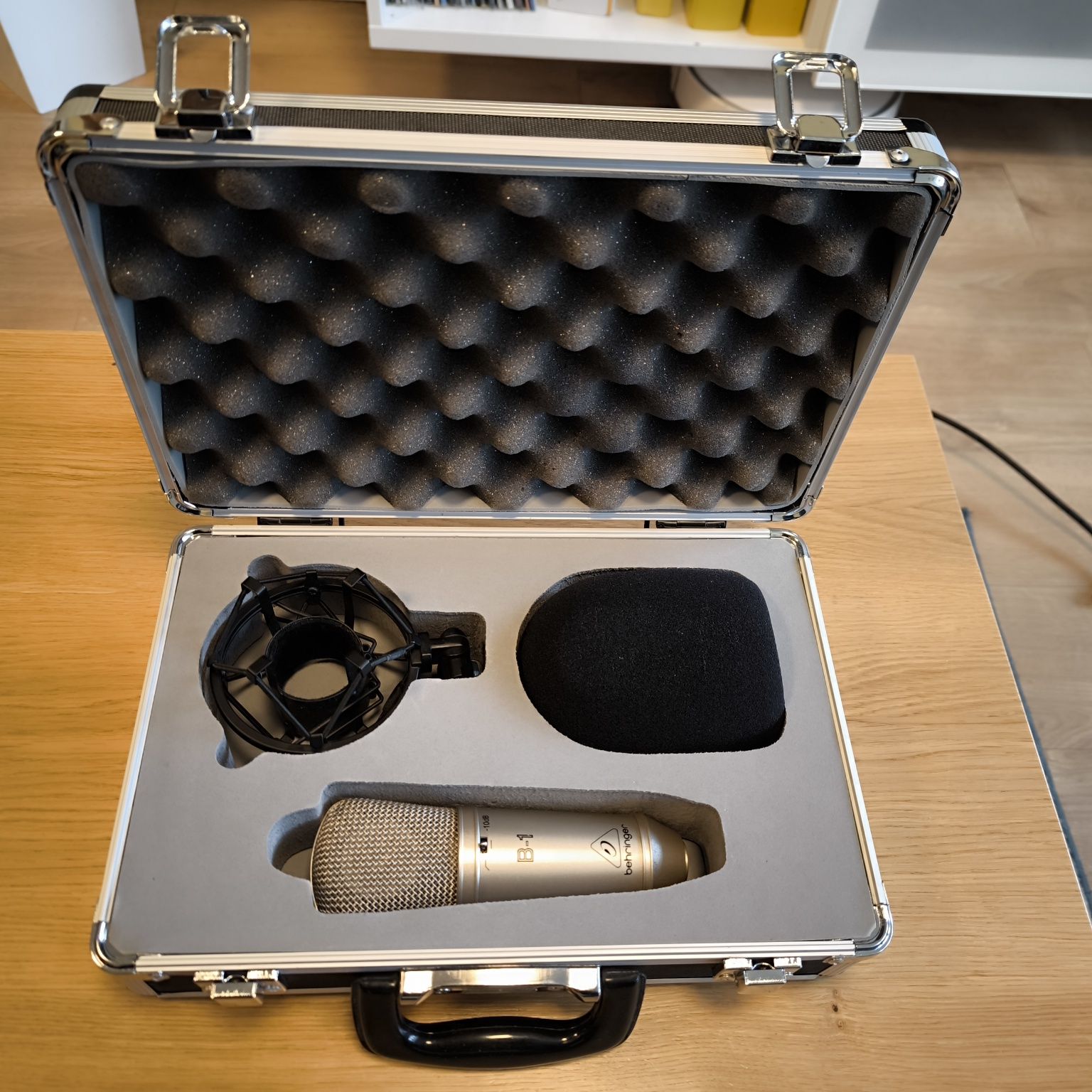 Mikrofon pojemnościowy Behringer B-1 ze statywem i filtrem