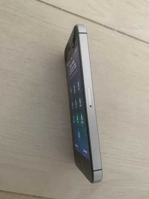 iPhone SE 16 GB (desbloqueado) cinza e preto