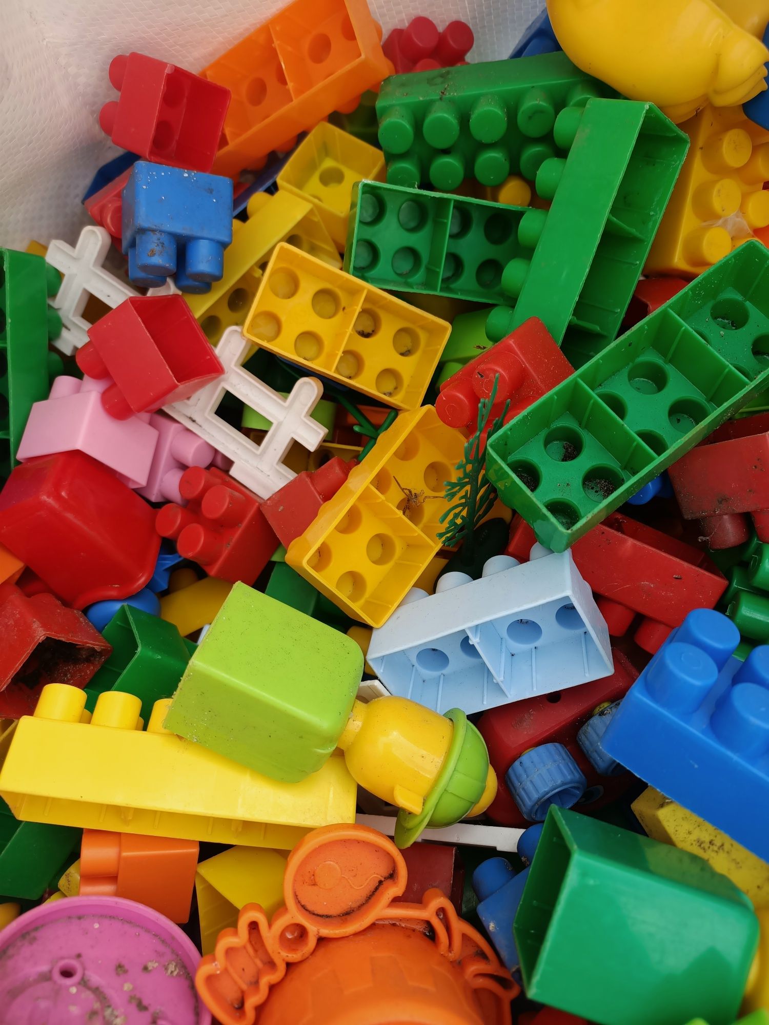 Klocki plastikowe i foremki do piaskownicy torba