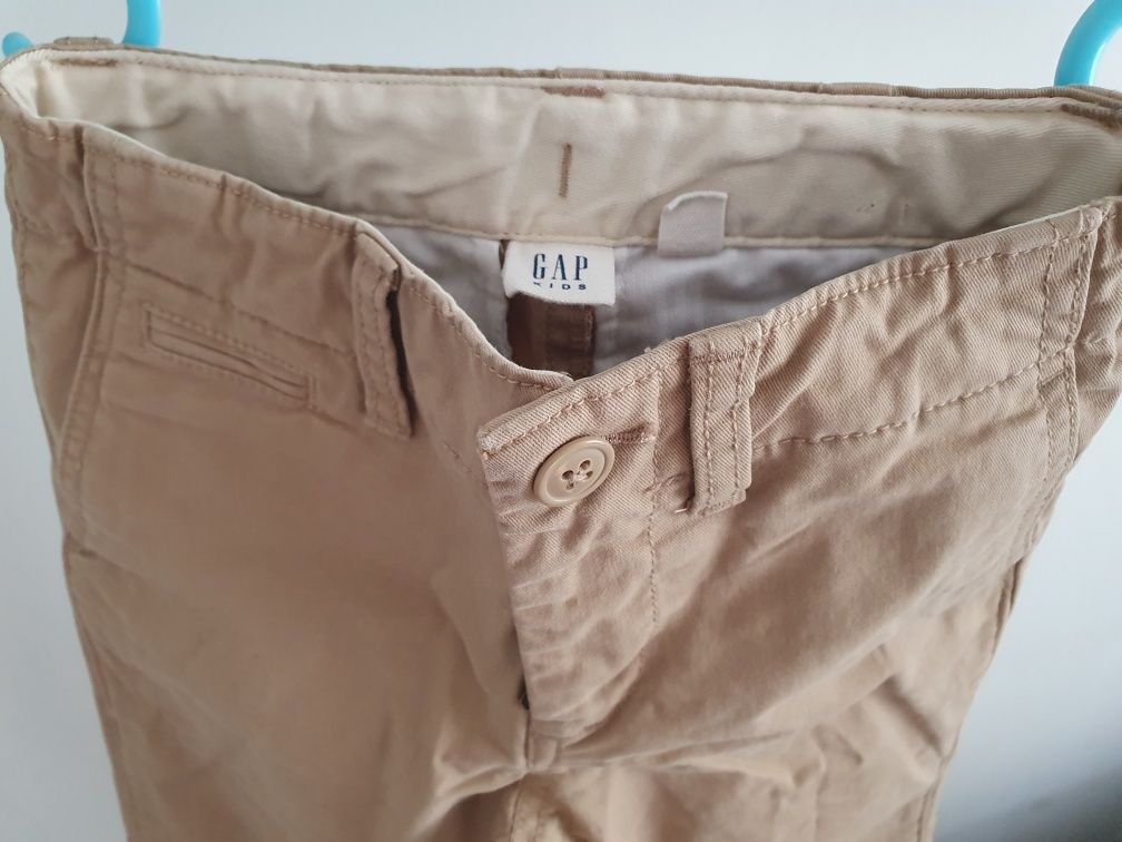 Spodnie chłopięce typu chinos marki GAP (