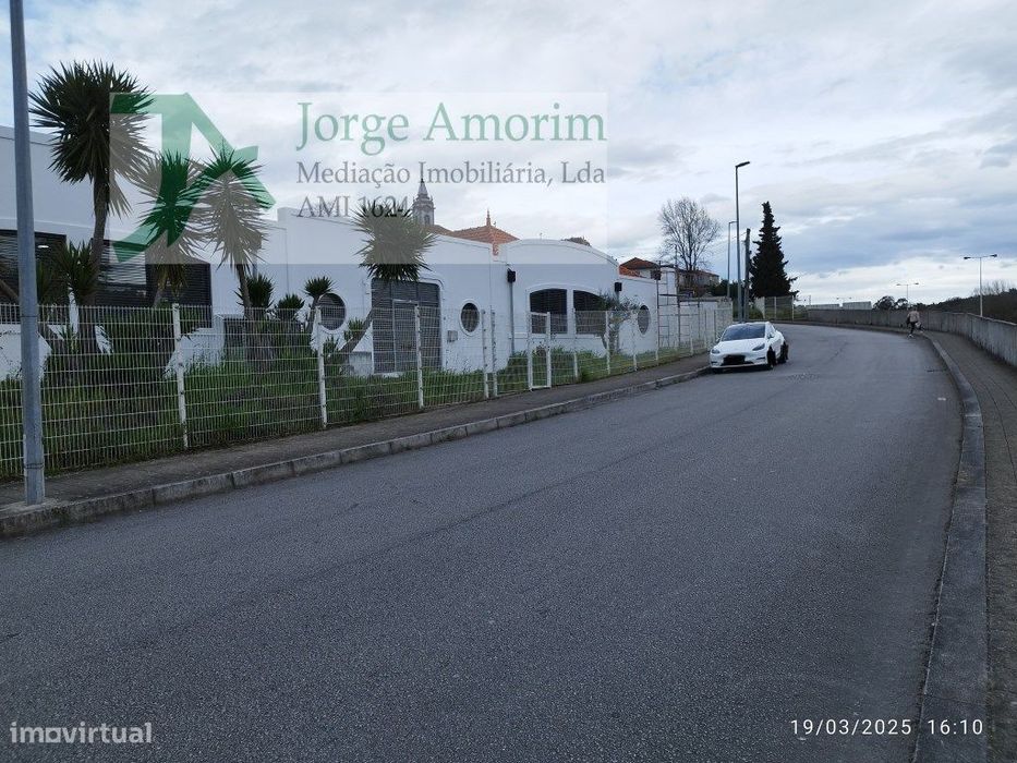 Armazém industrial com 1400 m2. Frente para A.E - A43 Porto - Gondo...