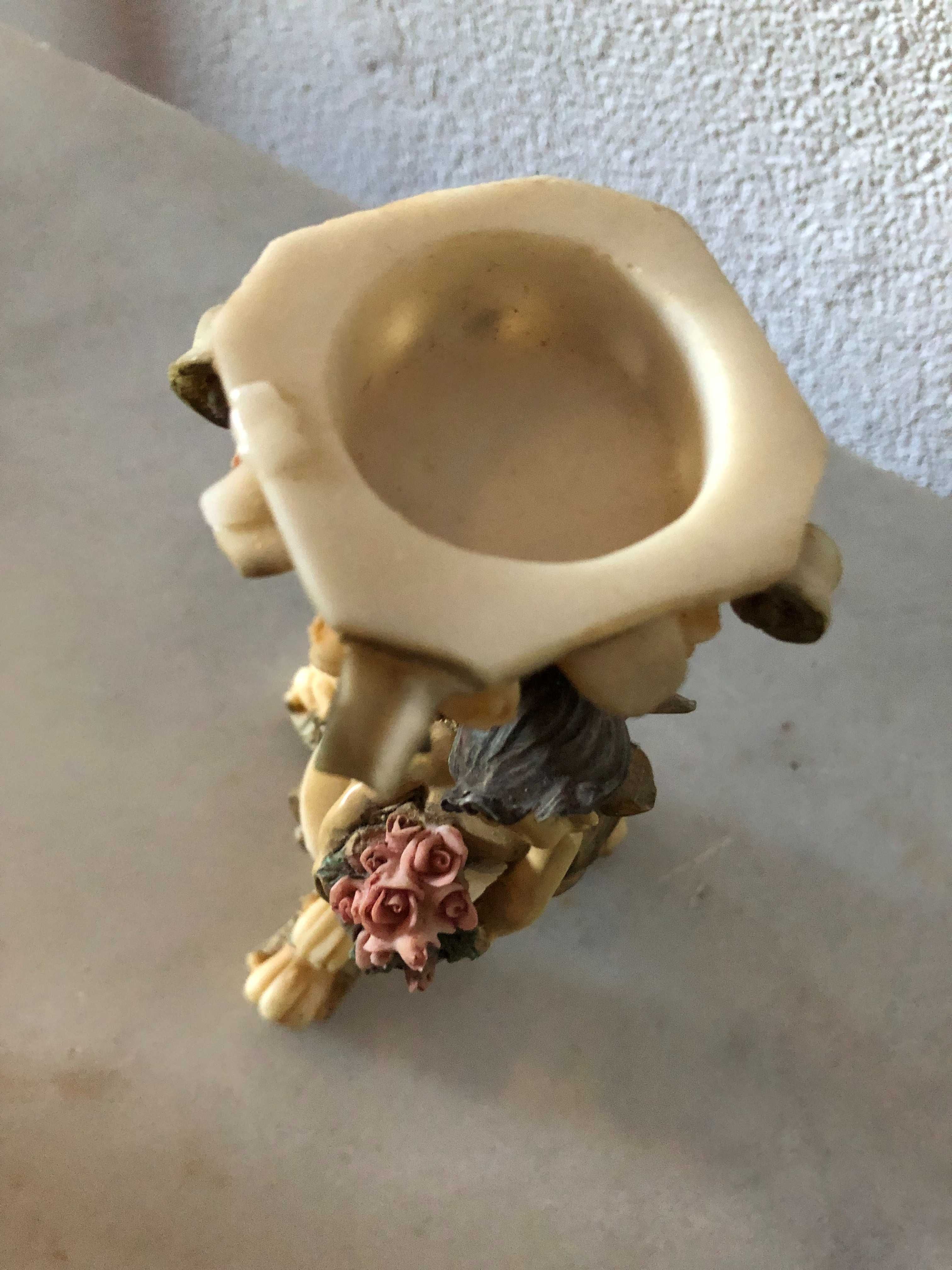 Castiçal com anjinho barroco.