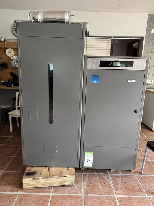 Bomba de calor biomassa Domusa Teknic e cilindro de água marca Solius