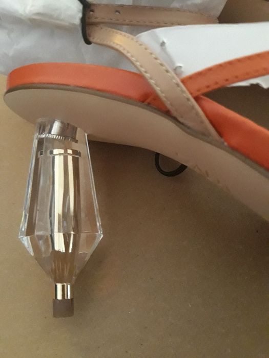 Descida Preço  -Sandália de Pele com salto em acrílico- T- 36- ZARA