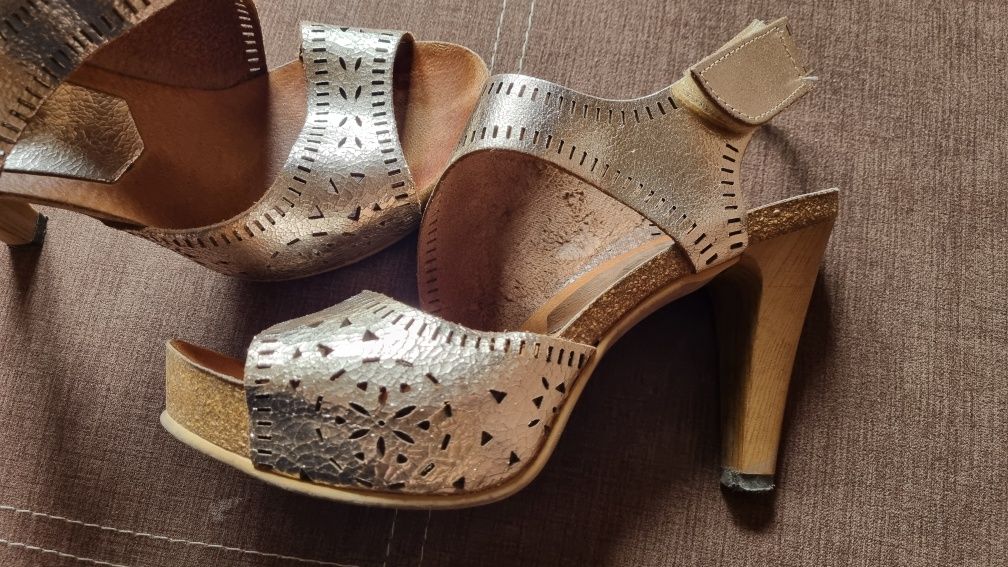 Buty damskie, rozmiar 38 (25 cm), na obcasie, złote