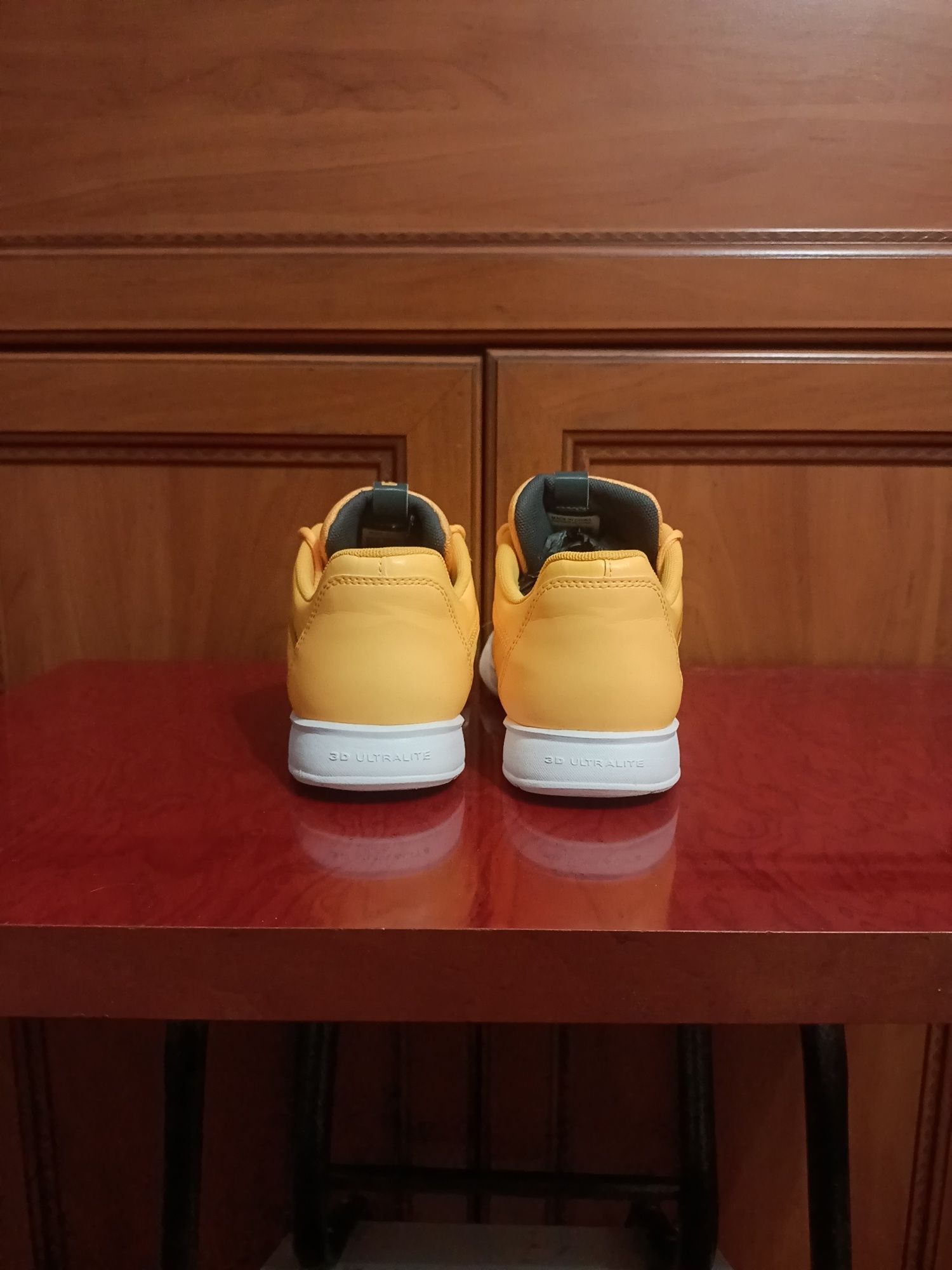 Взуття, кросівки Reebok.
