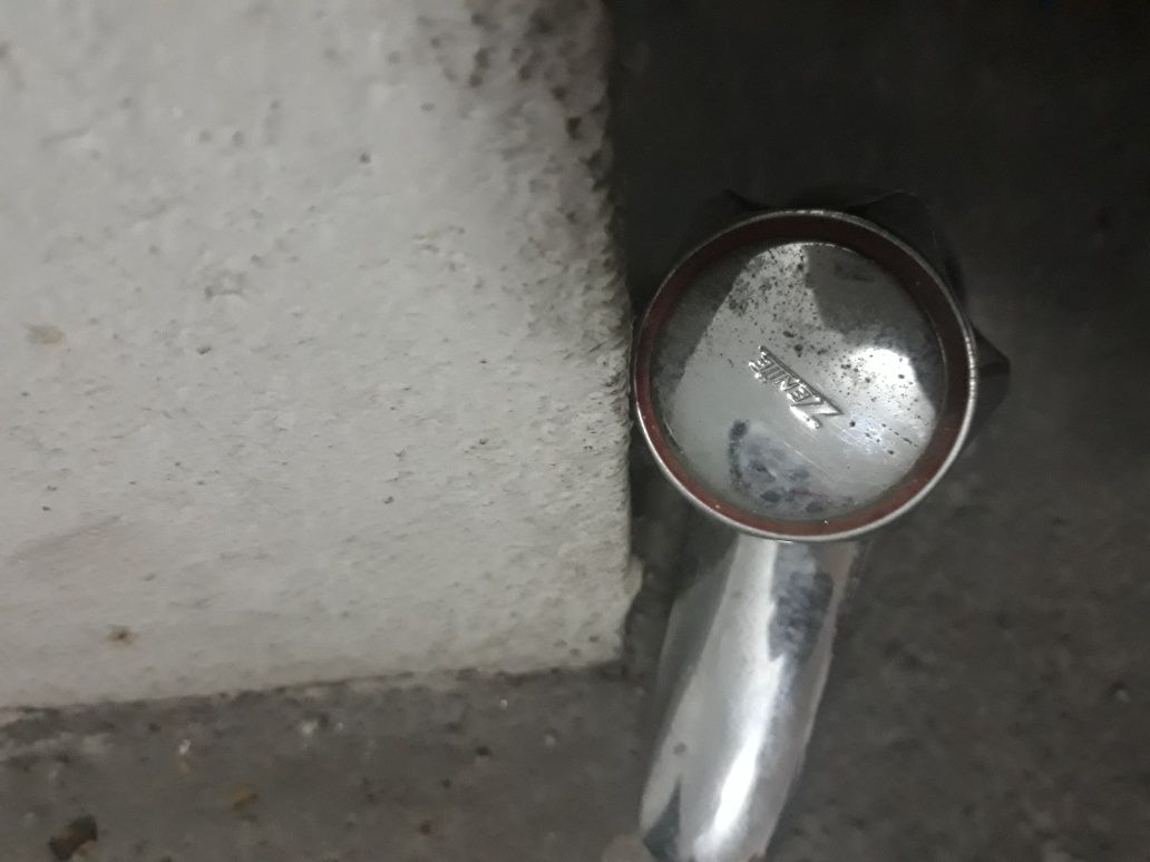 Torneira com cabos