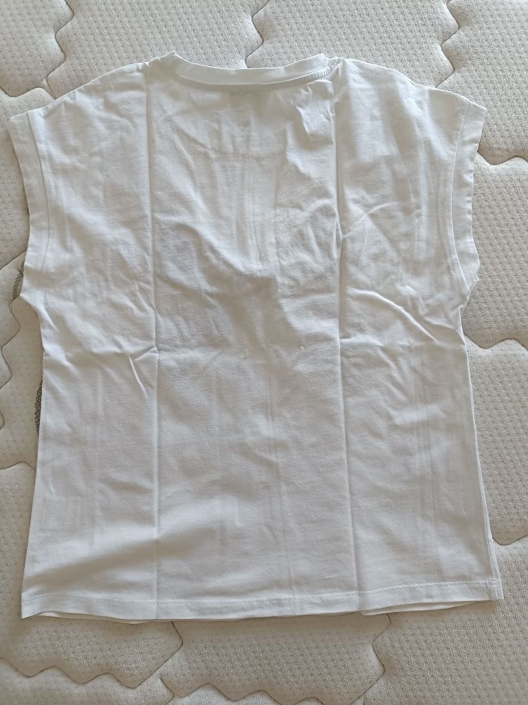 T-shirt branca com laço azul, tamanho S