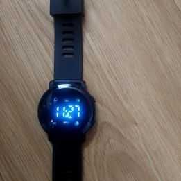 Relógio digital novo na cor vermelha e preto.