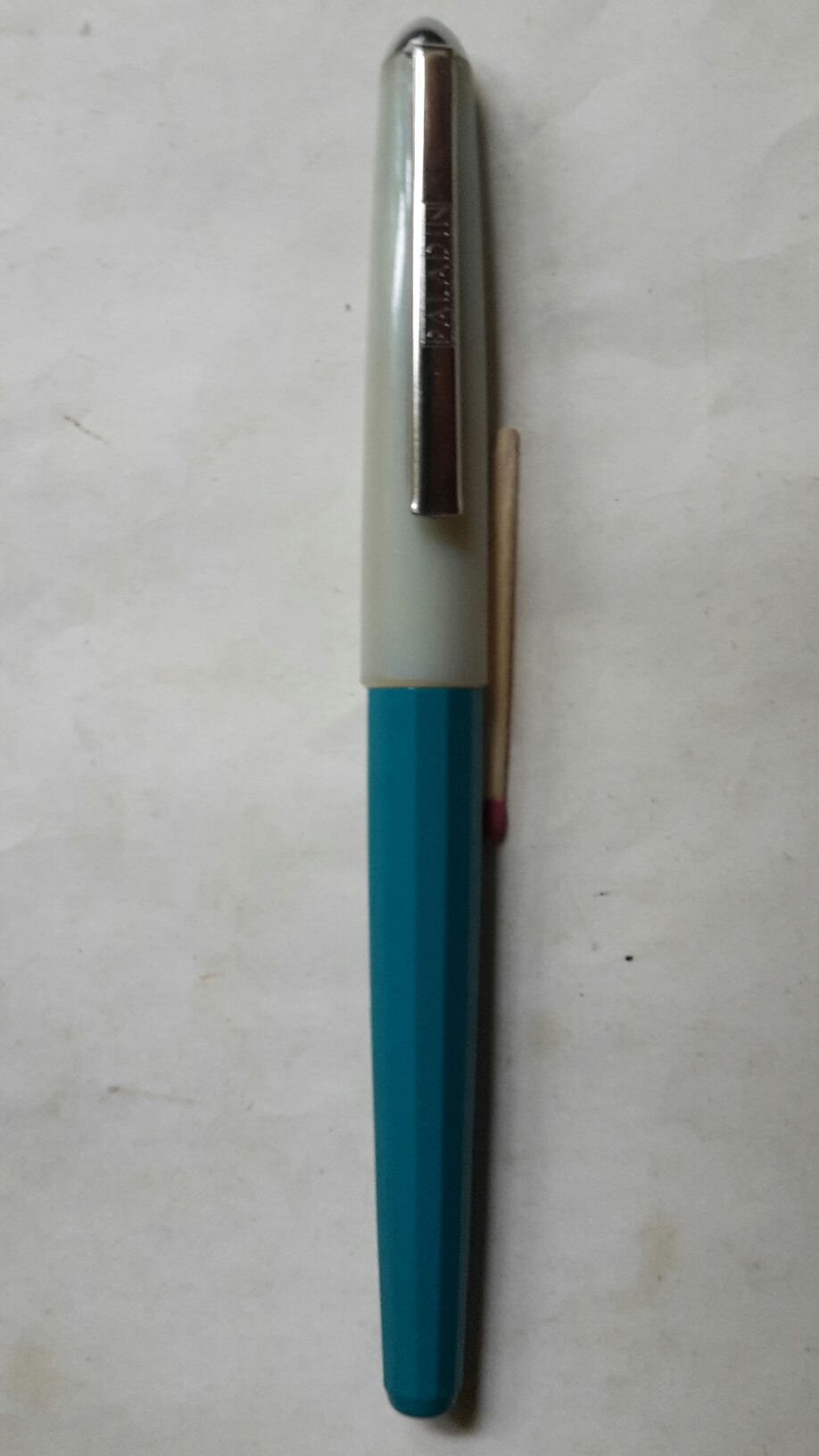 Ручка перьевая чернильная на капсулах.