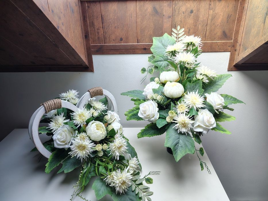 Zestaw nagrobny białe kwiaty, stroik na grób w drewnianej osłonce serc