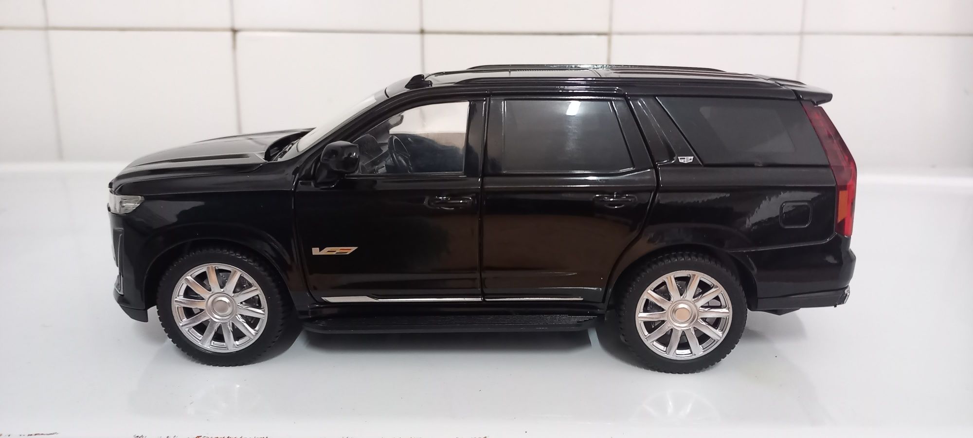 Cadillac Escalade ESV esc 1/24