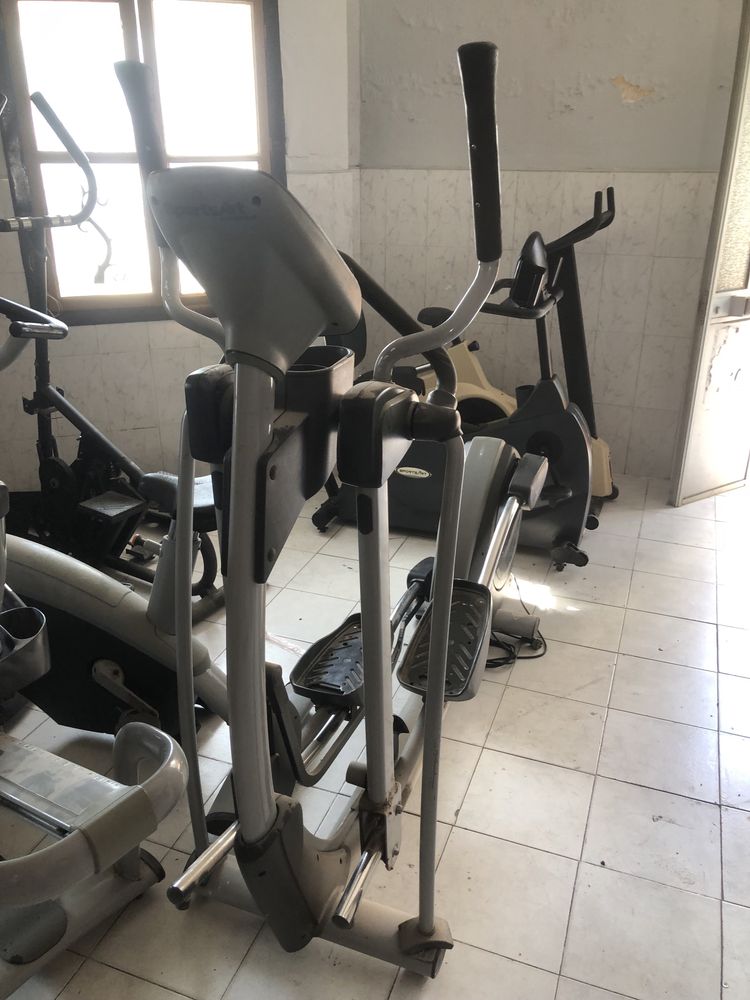 2 Máquinas Elípticas Profissionais – SportsArt E825