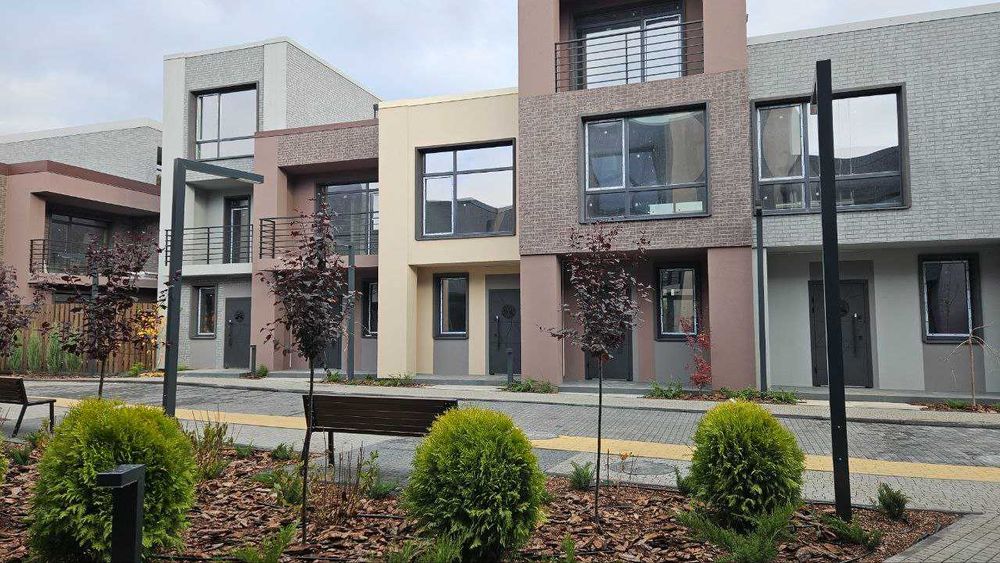 Таунхаус 102 кв.м. у Крюківщині. Власне паркомісце та дворик